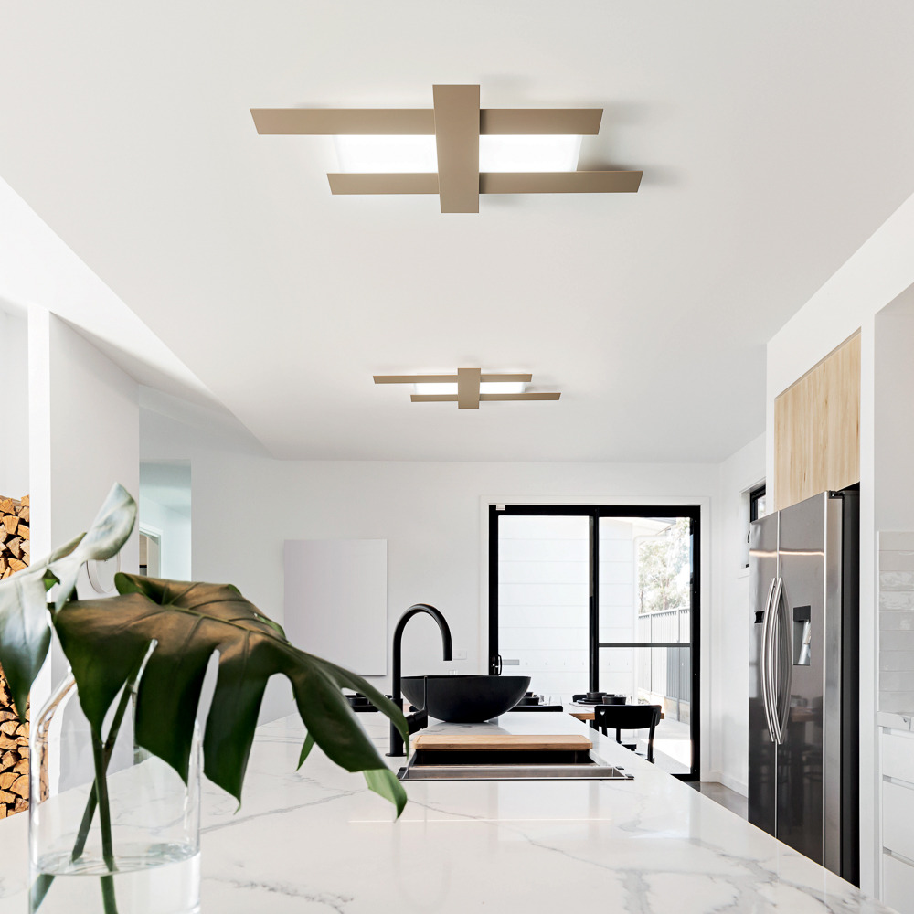 Plafonnier/Applique Doha cadre en aluminium avec diffuseur en méthacrylate au design contemporain par Gea Luce Plafonnier/Applique Doha cadre en aluminium avec diffuseur en méthacrylate au design contemporain par Gea Luce