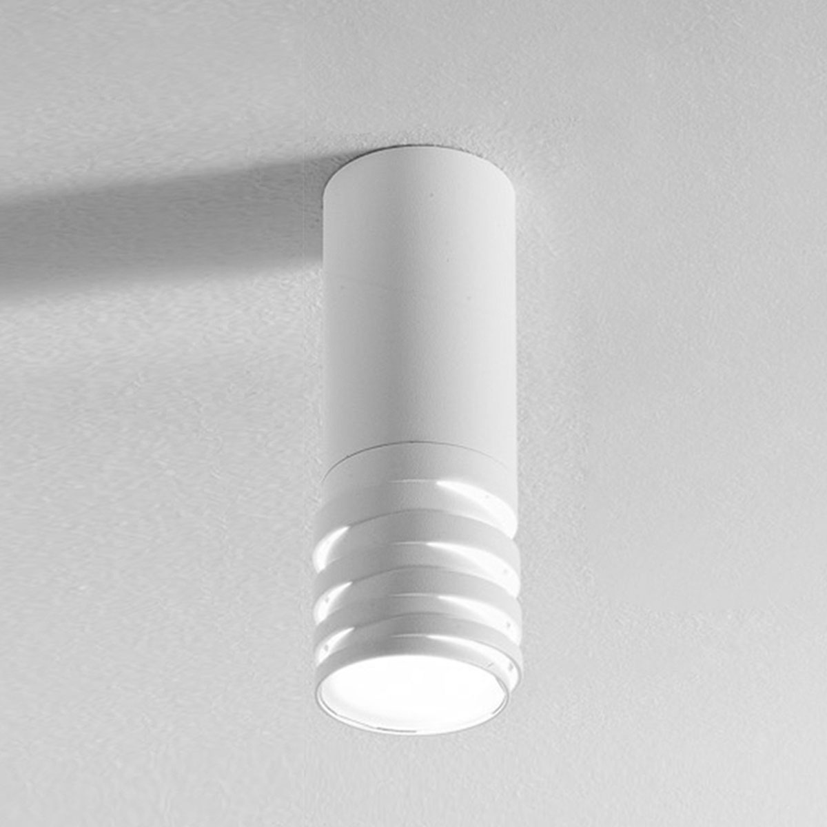 Plafonnier Emily en tube métal avec diffuseur en acrylique au design contemporain par Gea Luce