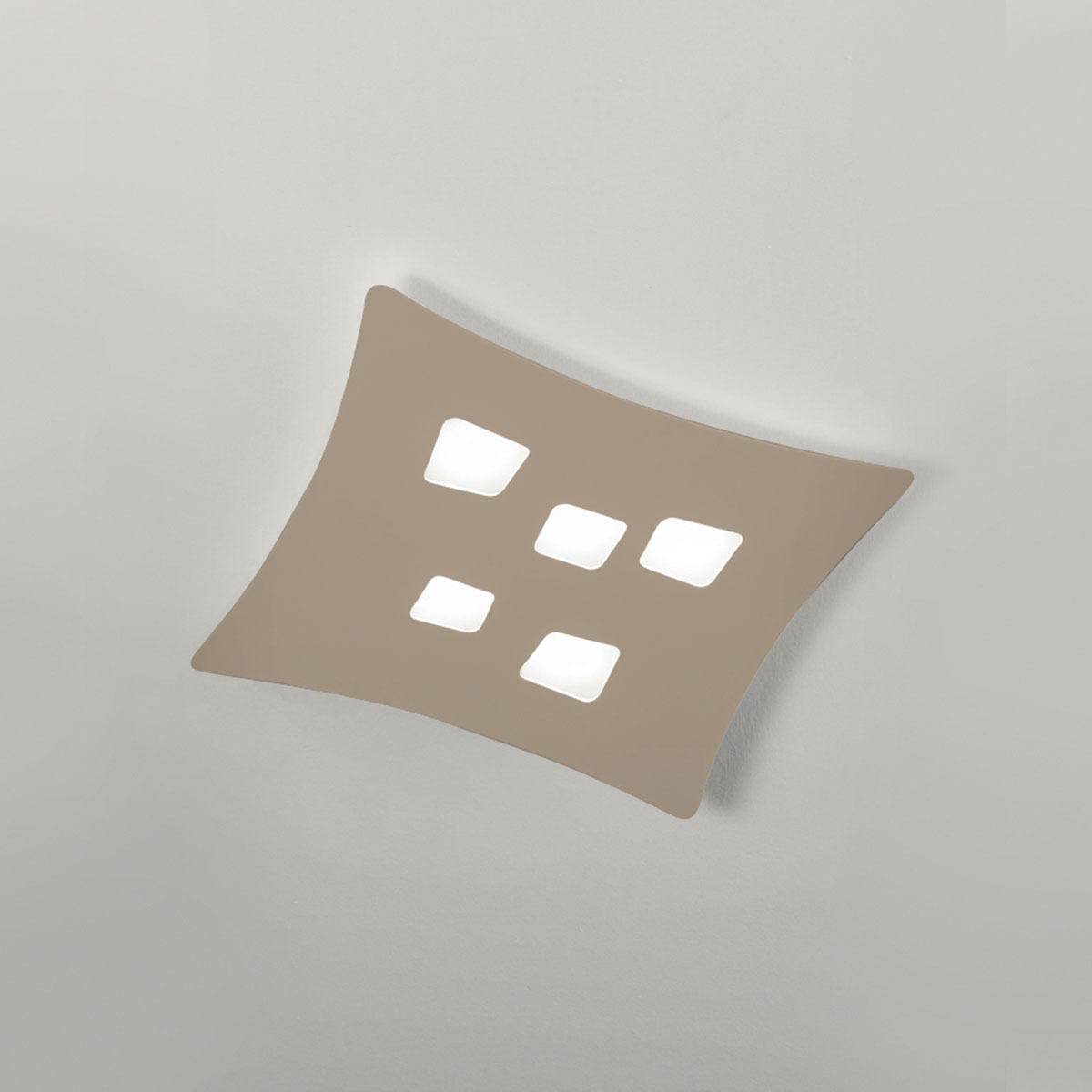 Plafonnier Isotta cadre en métal losange avec diffuseur en aluminium au design contemporain par Gea Luce Plafonnier Isotta cadre en métal losange avec diffuseur en aluminium au design contemporain par Gea Luce