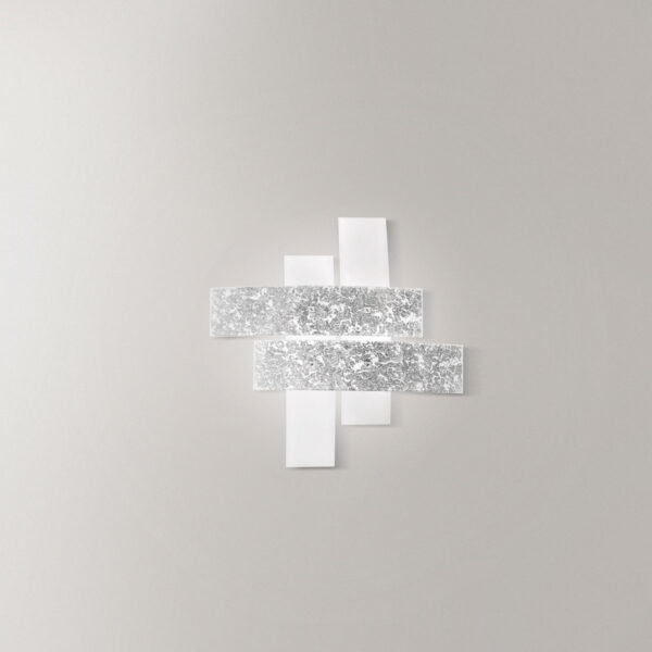 Plafonnier/Applique Lara cadre en métal avec diffuseur en verre blanc avec détails au design contemporain par Gea Luce