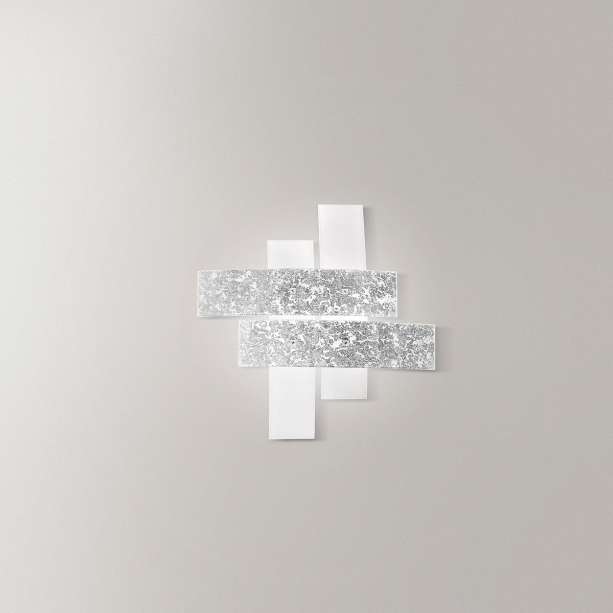 Plafonnier/Applique Lara cadre en métal avec diffuseur en verre blanc avec détails au design contemporain par Gea Luce