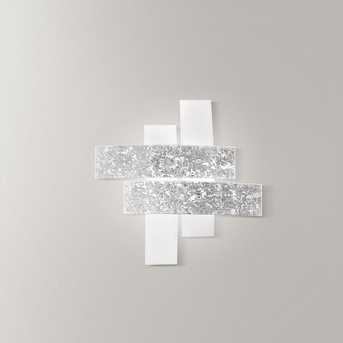 Plafonnier/Applique Lara cadre en métal avec diffuseur en verre blanc avec détails au design contemporain par Gea Luce Plafonnier/Applique Lara cadre en métal avec diffuseur en verre blanc avec détails au design contemporain par Gea Luce
