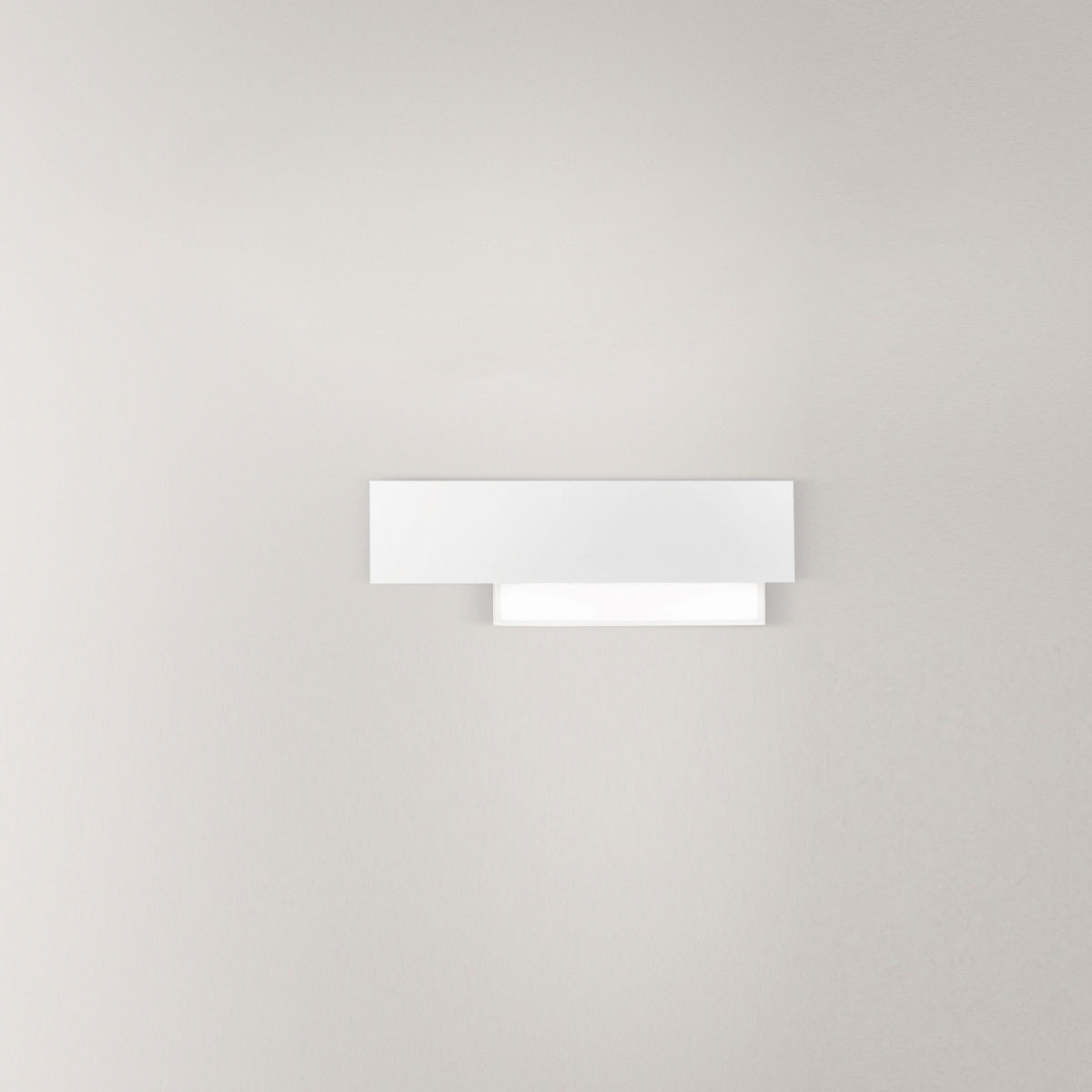 Applique murale Doha structure en aluminium avec diffuseur en méthacrylate bi-satiné au design contemporain par Gea Luce
