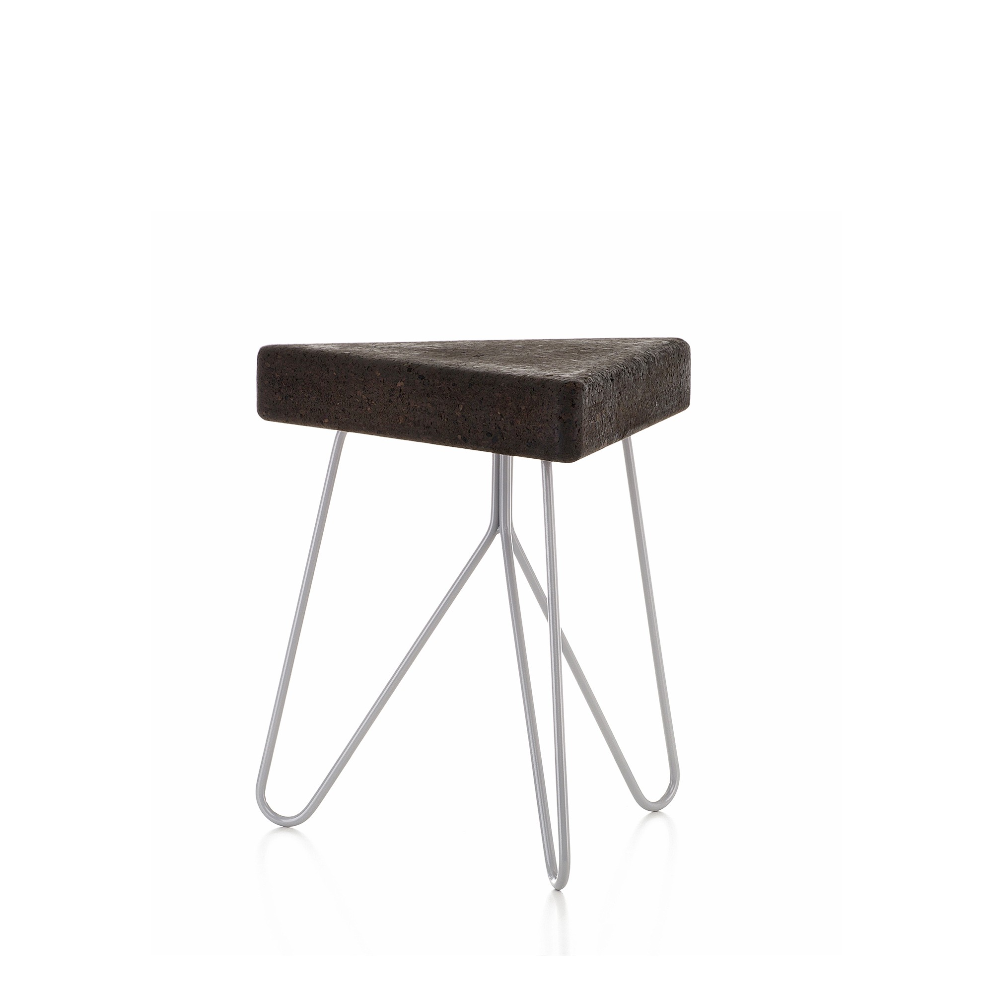 Tabouret design Três en liège foncé par Filipa Mendes & Gustavo Macedo Tabouret design Três en liège par Filipa Mendes & Gustavo Macedo