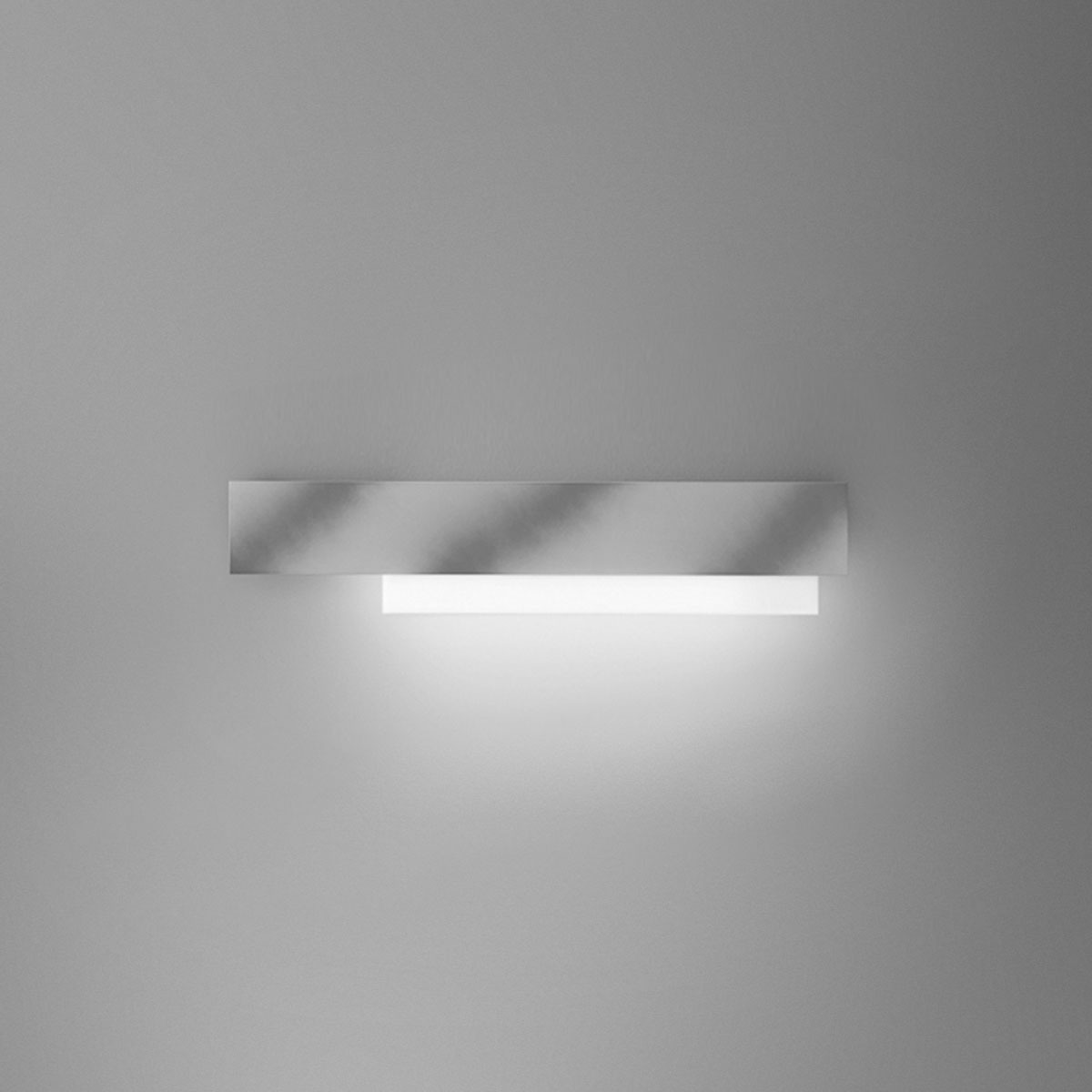 Applique murale Doha structure en aluminium avec diffuseur en méthacrylate bi-satiné au design contemporain par Gea Luce Applique murale Doha structure en aluminium avec diffuseur en méthacrylate bi-satiné au design contemporain par Gea Luce