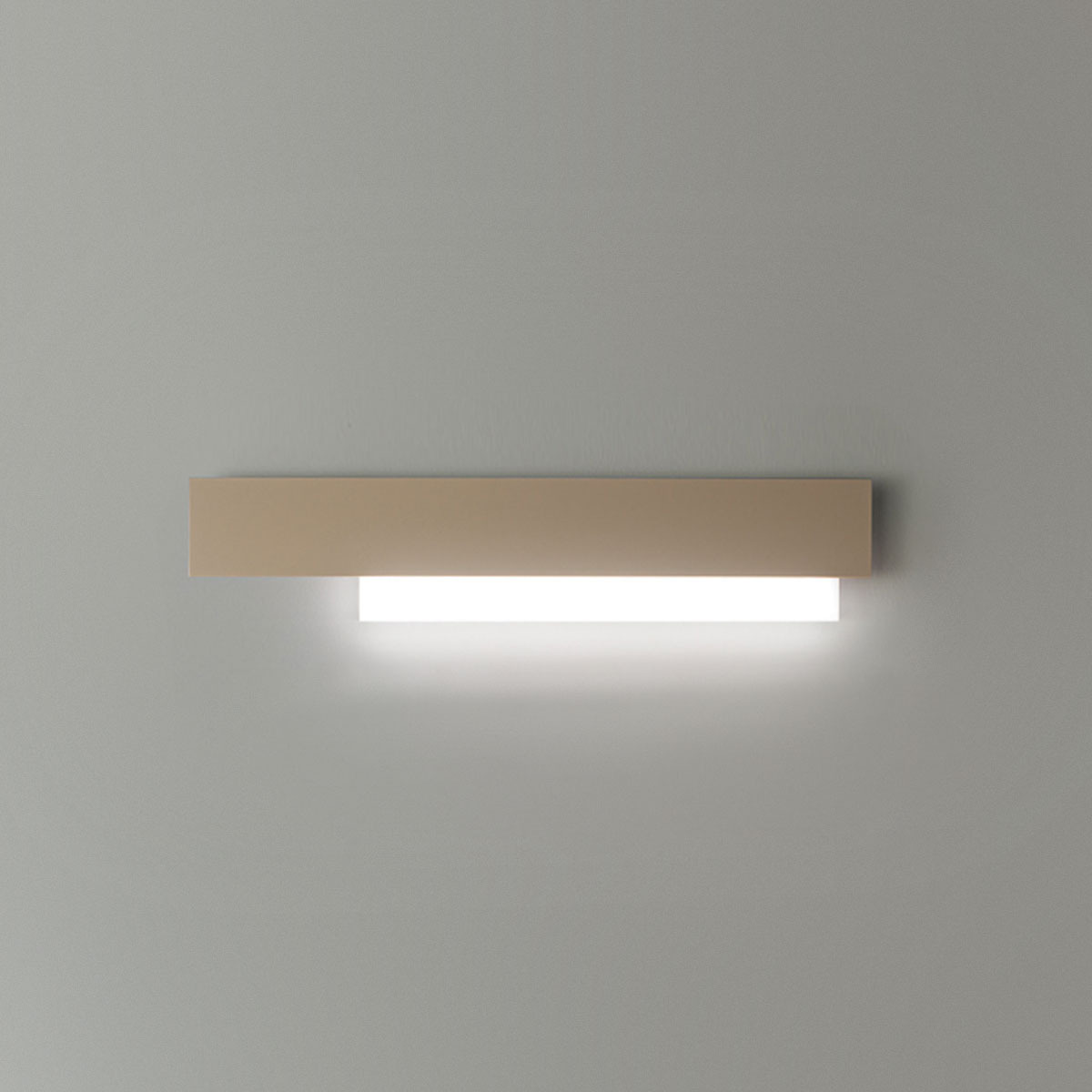 Applique murale Doha structure en aluminium avec diffuseur en méthacrylate bi-satiné au design contemporain par Gea Luce Applique murale Doha structure en aluminium avec diffuseur en méthacrylate bi-satiné au design contemporain par Gea Luce