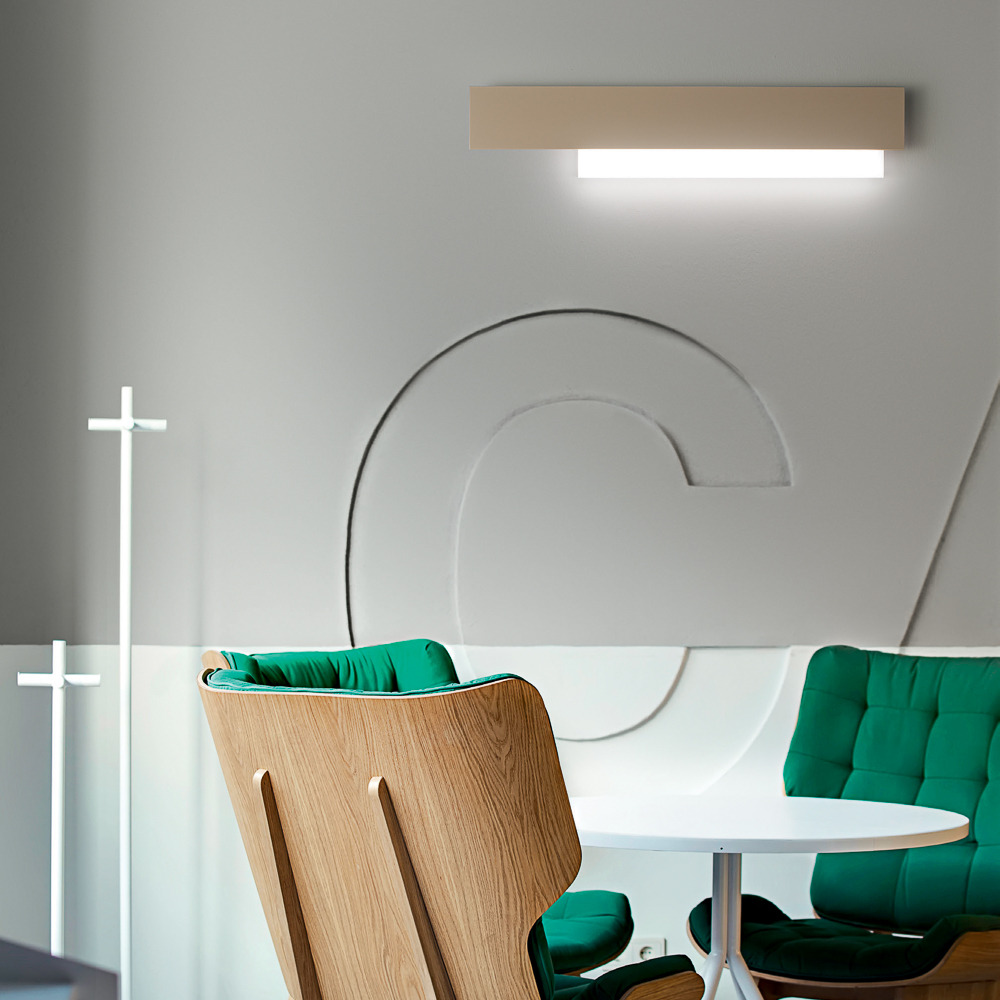 Applique murale Doha structure en aluminium avec diffuseur en méthacrylate bi-satiné au design contemporain par Gea Luce Applique murale Doha structure en aluminium avec diffuseur en méthacrylate bi-satiné au design contemporain par Gea Luce