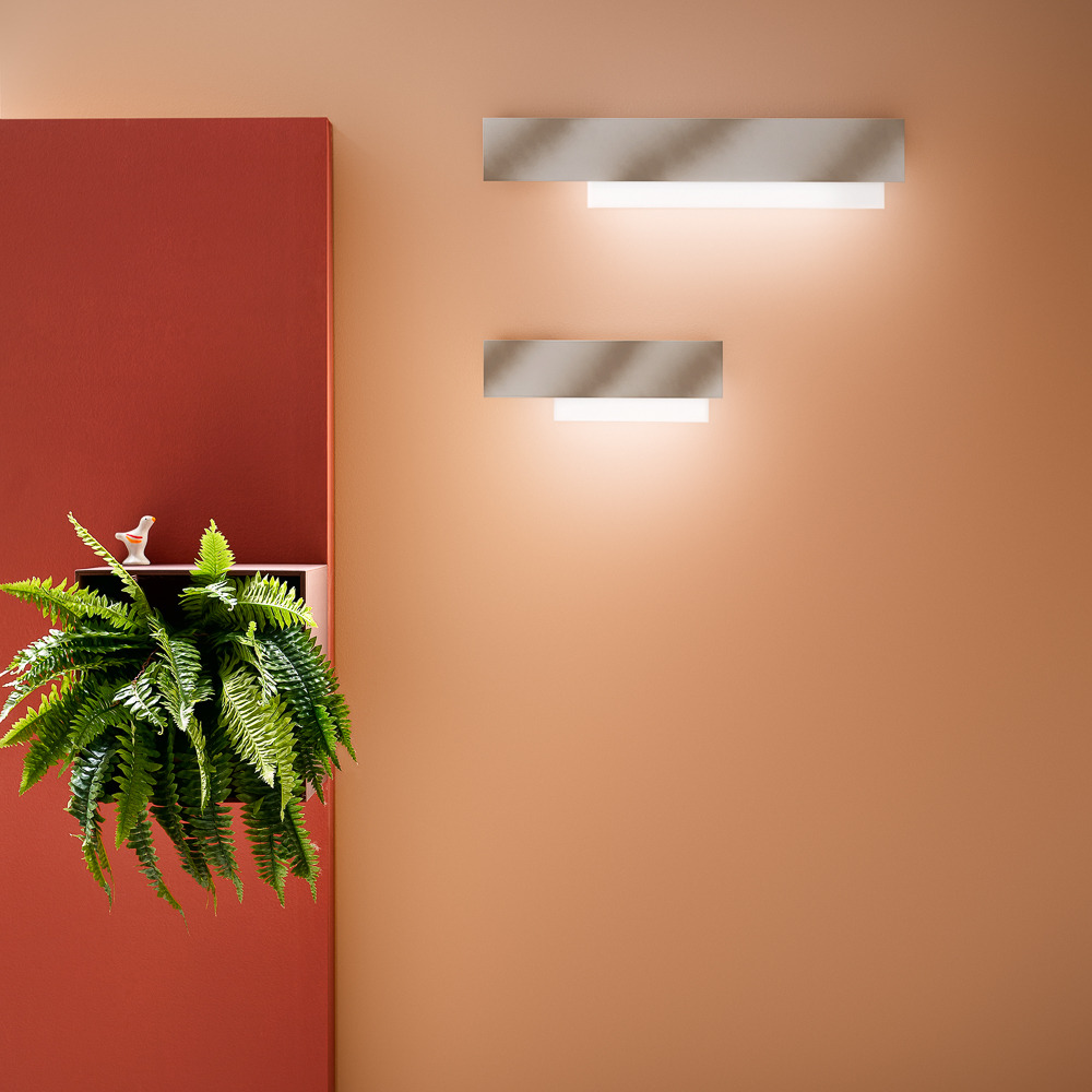 Applique murale Doha structure en aluminium avec diffuseur en méthacrylate bi-satiné au design contemporain par Gea Luce Applique murale Doha structure en aluminium avec diffuseur en méthacrylate bi-satiné au design contemporain par Gea Luce