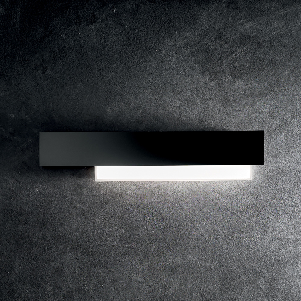 Applique murale Doha structure en aluminium avec diffuseur en méthacrylate bi-satiné au design contemporain par Gea Luce Applique murale Doha structure en aluminium avec diffuseur en méthacrylate bi-satiné au design contemporain par Gea Luce
