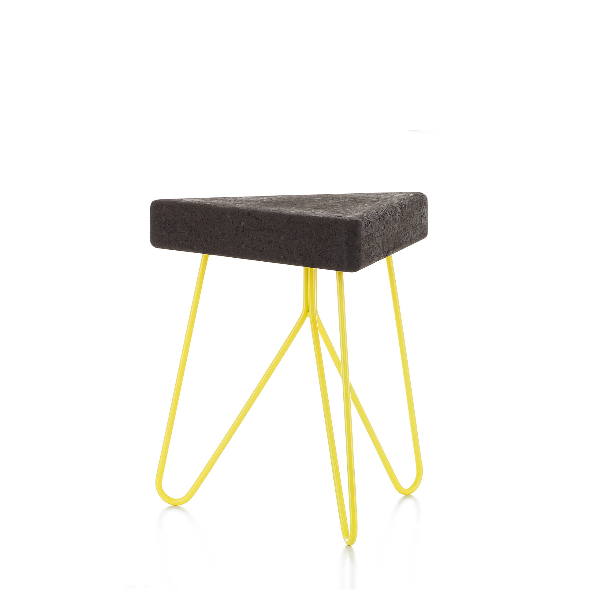 Tabouret design Três en liège foncé par Filipa Mendes & Gustavo Macedo Tabouret design Três en liège par Filipa Mendes & Gustavo Macedo