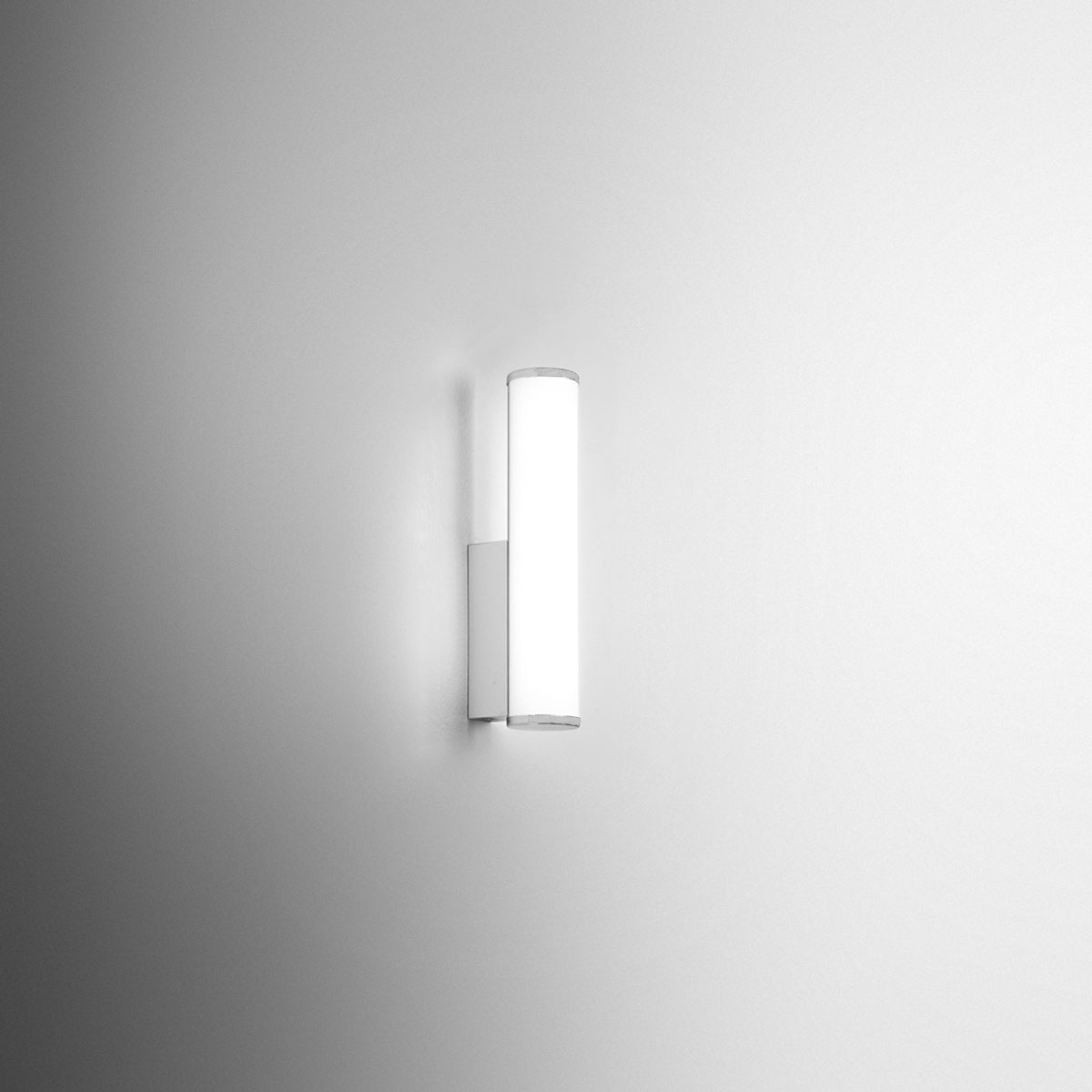 Applique murale Gap 480C IP44 en aluminium avec diffuseur en matière plastique au design contemporain par Gea Luce