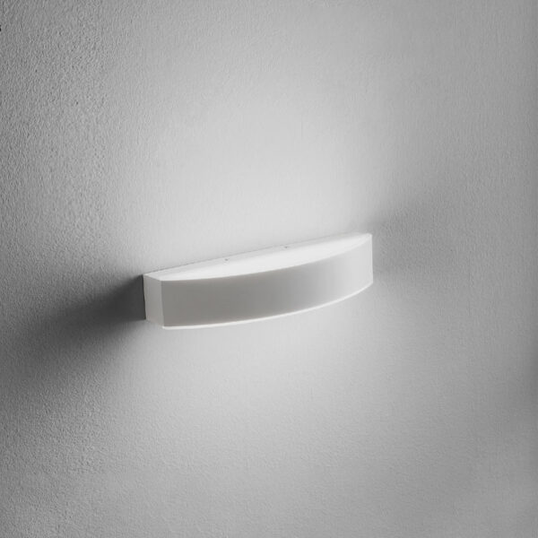 Applique murale Gap 500C en aluminium avec diffuseur en acrylique blanc au design contemporain par Gea Luce