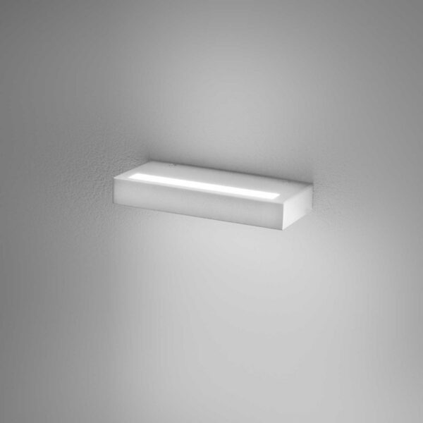 Applique murale Gap 520 en aluminium en forme de lingot avec diffuseur en acrylique au design contemporain par Gea Luce