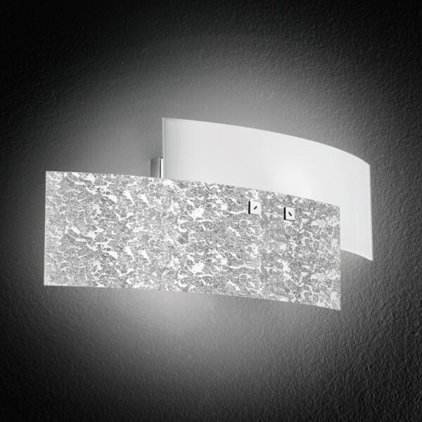 Applique murale Lara en métal finitiion chromée et diffuseur en verre au design contemporain par Gea Luce