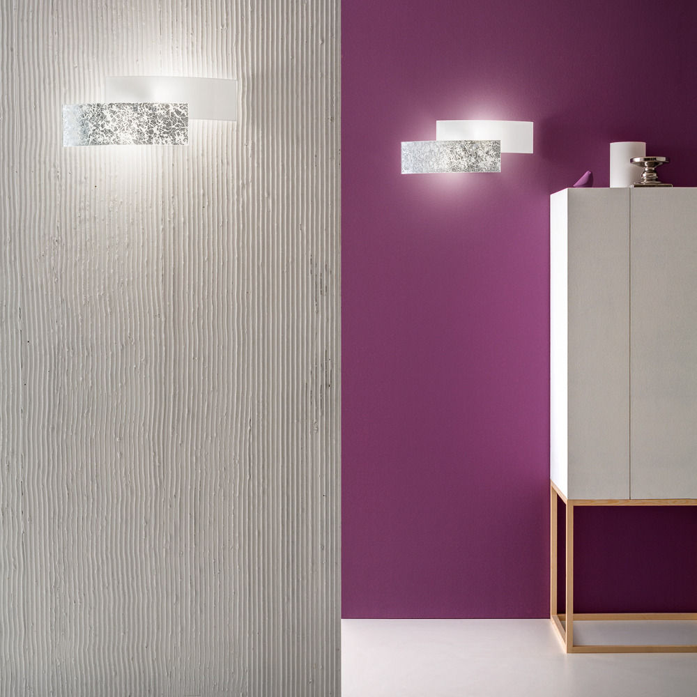 Applique murale Lara en métal finitiion chromée et diffuseur en verre au design contemporain par Gea Luce Applique murale Lara en métal finitiion chromée et diffuseur en verre au design contemporain par Gea Luce