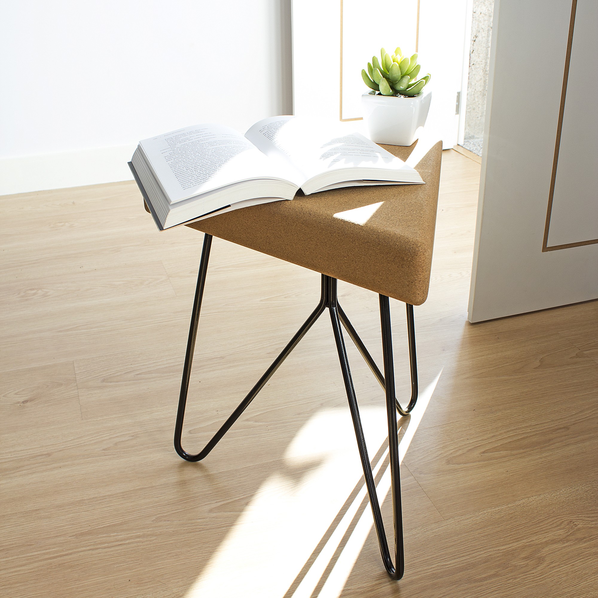 Tabouret design Três en liège clair par Filipa Mendes & Gustavo Macedo Tabouret design Três en liège clair par Filipa Mendes & Gustavo Macedo