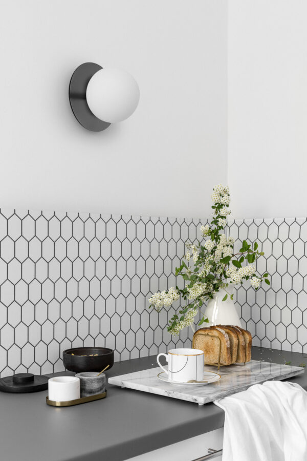 Applique murale Borra cadre en métal avec diffuseur en verre blanc opale au design contemporain par Ummo lighting