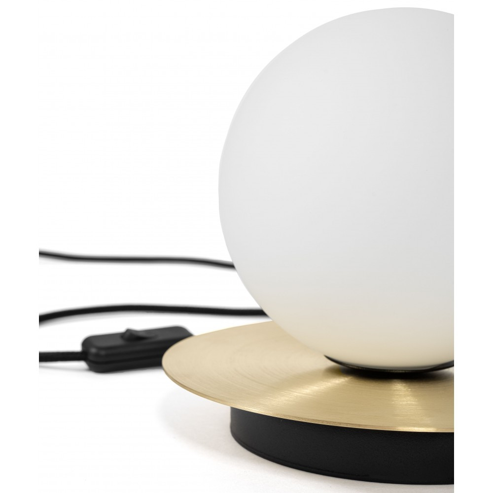 Lampe à poser Borra cadre en métal avec diffuseur en verre blanc opale au design contemporain par Ummo lighting Lampe à poser Borra cadre en métal avec diffuseur en verre blanc opale au design contemporain par Ummo lighting