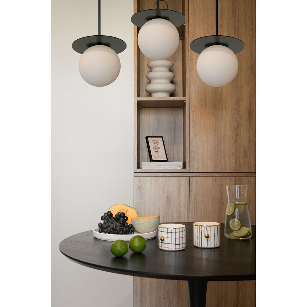 Plafonnier/Suspension Borra base en métal circulaire avec diffuseur en verre opale au design contemporain par Ummo lighting Plafonnier/Suspension Borra base en métal circulaire avec diffuseur en verre opale au design contemporain par Ummo lighting