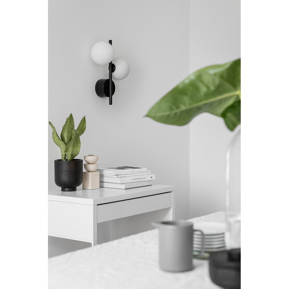 Applique murale Diplo en métal avec deux diffuseurs en verre opale au design contemporain par Ummo Lighting Applique murale Diplo en métal avec deux diffuseurs en verre opale au design contemporain par Ummo Lighting