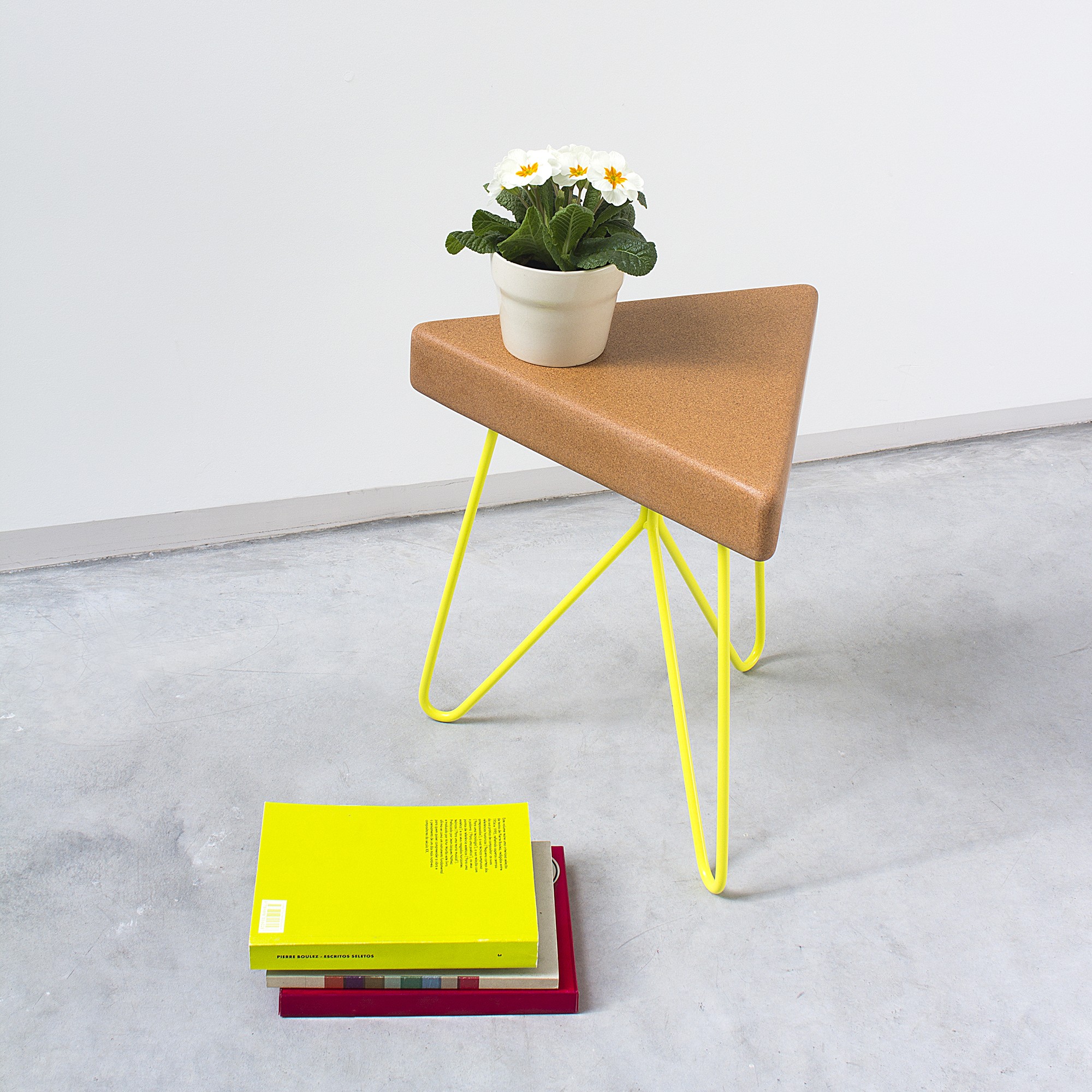 Tabouret design Três en liège clair par Filipa Mendes & Gustavo Macedo Tabouret design Três en liège clair par Filipa Mendes & Gustavo Macedo