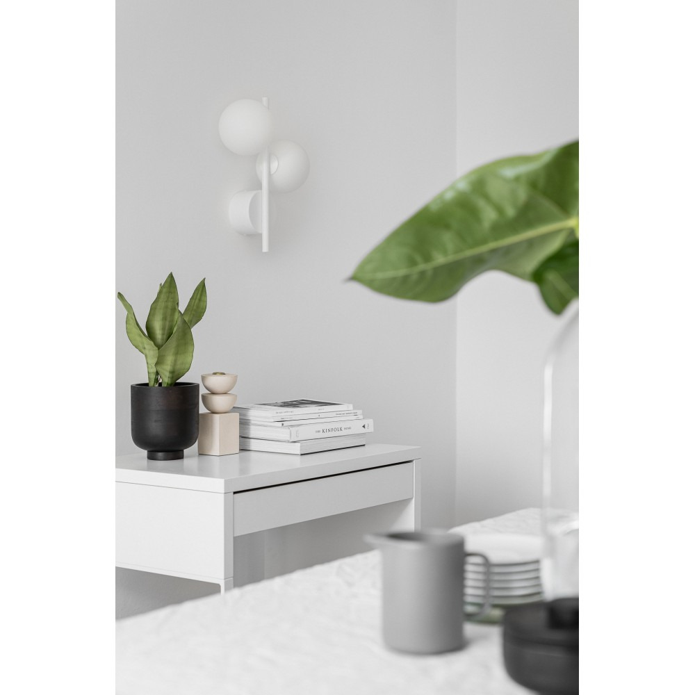 Applique murale Diplo en métal avec deux diffuseurs en verre opale au design contemporain par Ummo Lighting Applique murale Diplo en métal avec deux diffuseurs en verre opale au design contemporain par Ummo Lighting