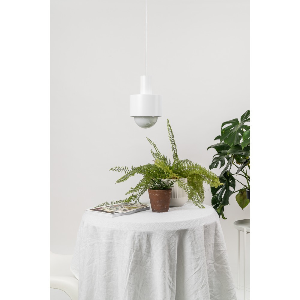 Suspension Enkel base en métal rond avec diffuseur en verre blanc au design contemporain par Ummo lighting Suspension Enkel base en métal rond avec diffuseur en verre blanc au design contemporain par Ummo lighting