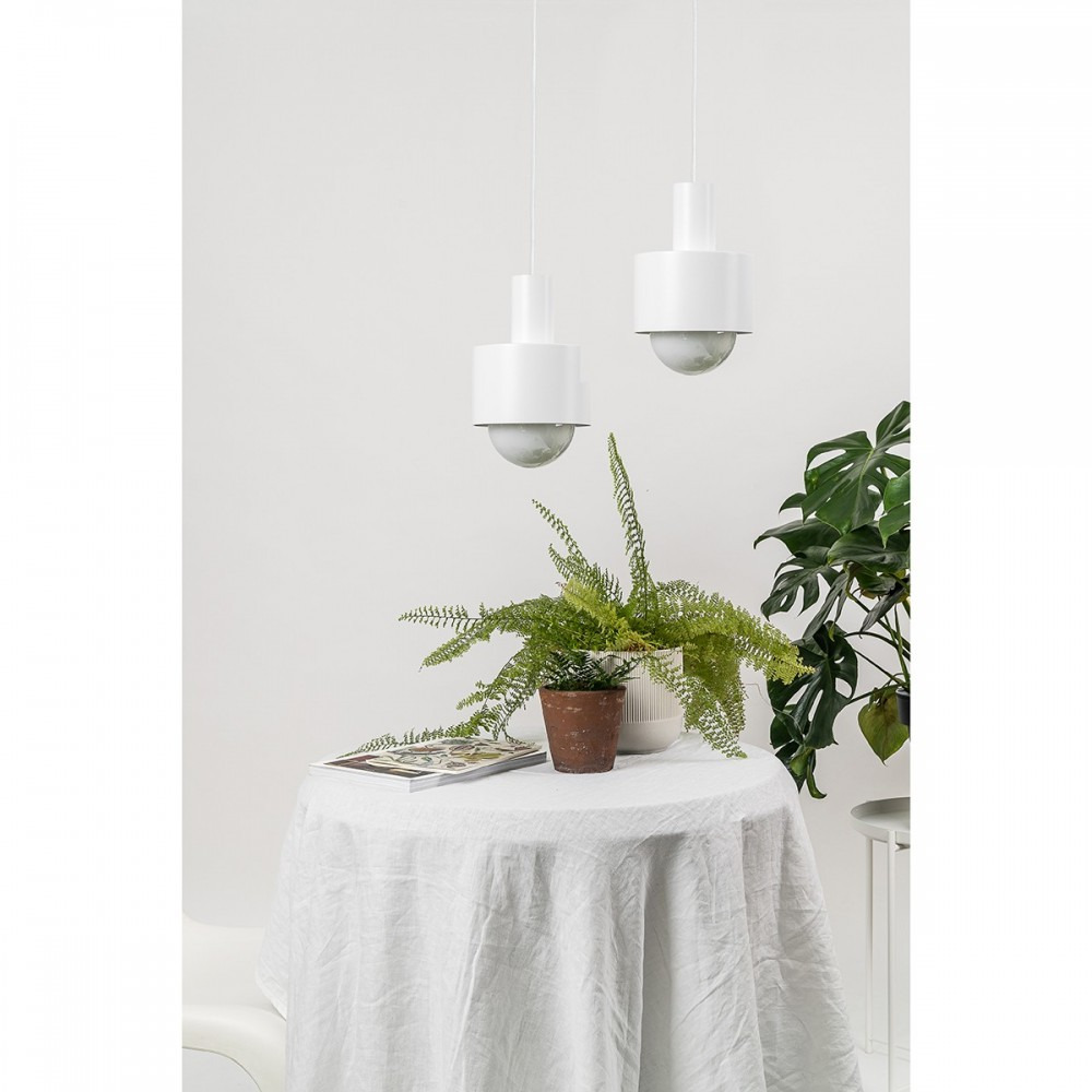 Suspension Enkel base en métal rond avec diffuseur en verre blanc au design contemporain par Ummo lighting Suspension Enkel base en métal rond avec diffuseur en verre blanc au design contemporain par Ummo lighting