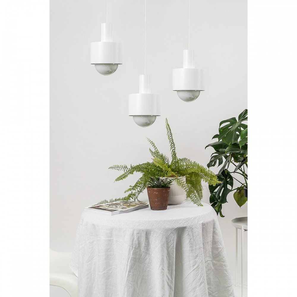 Suspension Enkel base en métal rond avec diffuseur en verre blanc au design contemporain par Ummo lighting Suspension Enkel base en métal rond avec diffuseur en verre blanc au design contemporain par Ummo lighting
