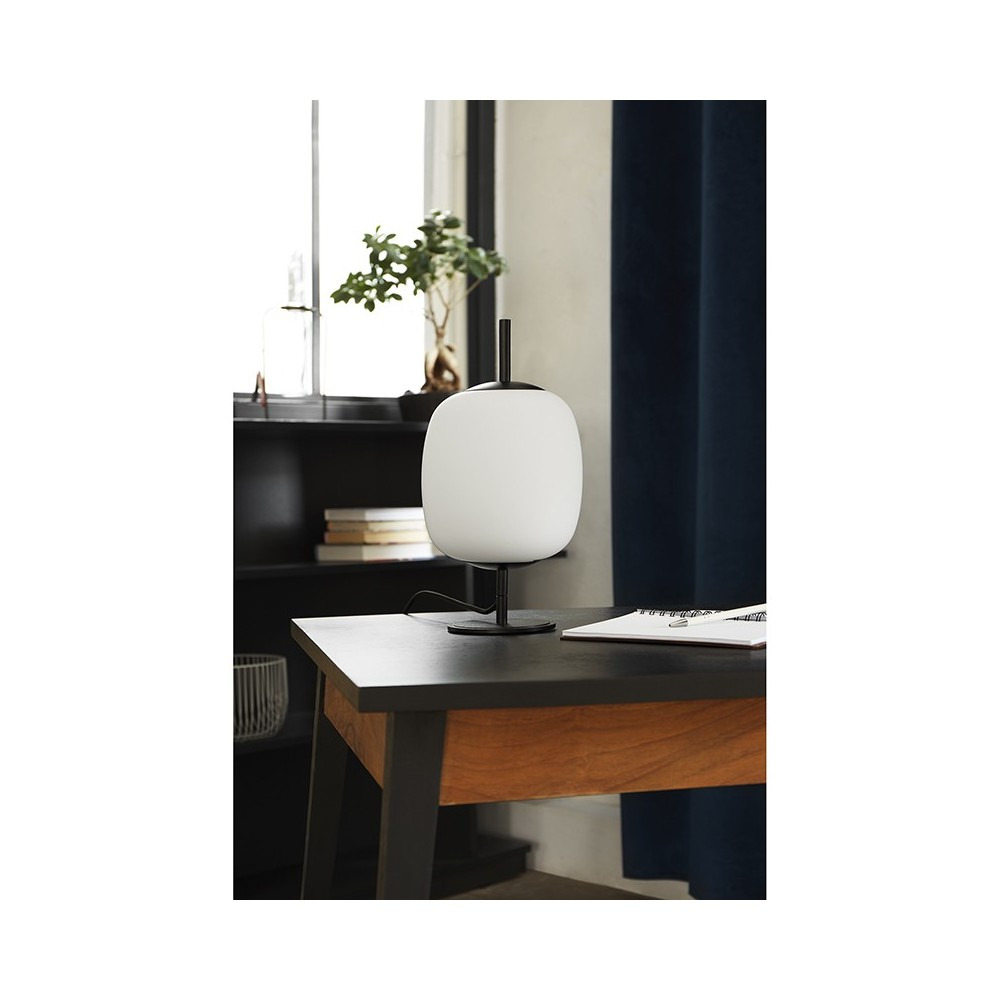 Lampe à poser Epli base en métal avec abat-jour en verre blanc au design contemporain par Ummo lighting Lampe à poser Epli base en métal avec abat-jour en verre blanc au design contemporain par Ummo lighting