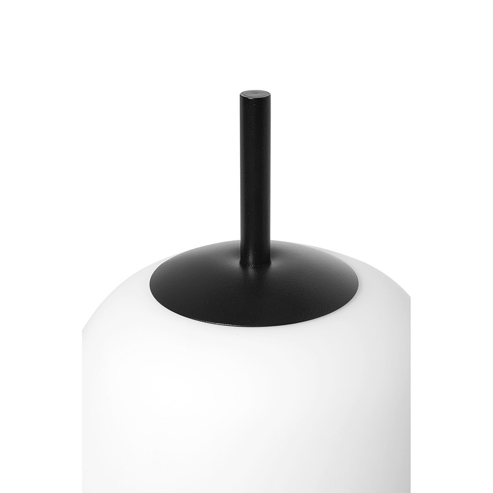 Lampe à poser Epli base en métal avec abat-jour en verre blanc au design contemporain par Ummo lighting