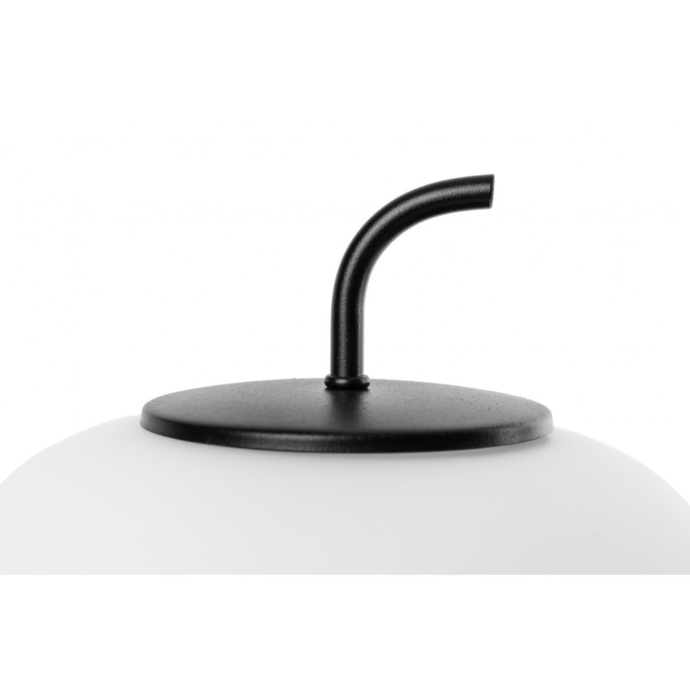 Lampe à poser Epli base en métal avec abat-jour en verre blanc au design contemporain par Ummo lighting Lampe à poser Epli base en métal avec abat-jour en verre blanc au design contemporain par Ummo lighting