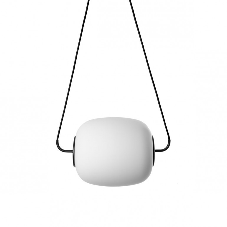 Suspension Epli base en métal triangle avec abat-jour en verre blanc au design contemporain par Ummo lighting