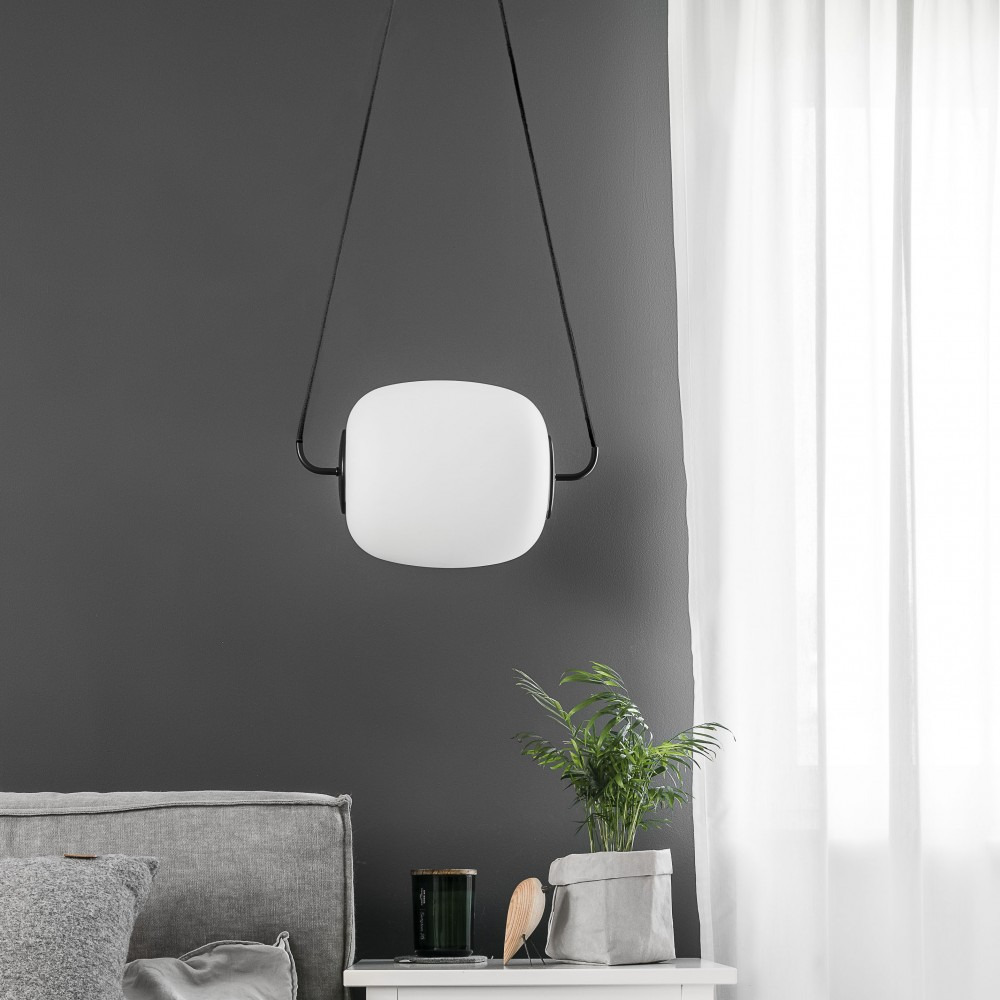 Suspension Epli base en métal triangle avec abat-jour en verre blanc au design contemporain par Ummo lighting