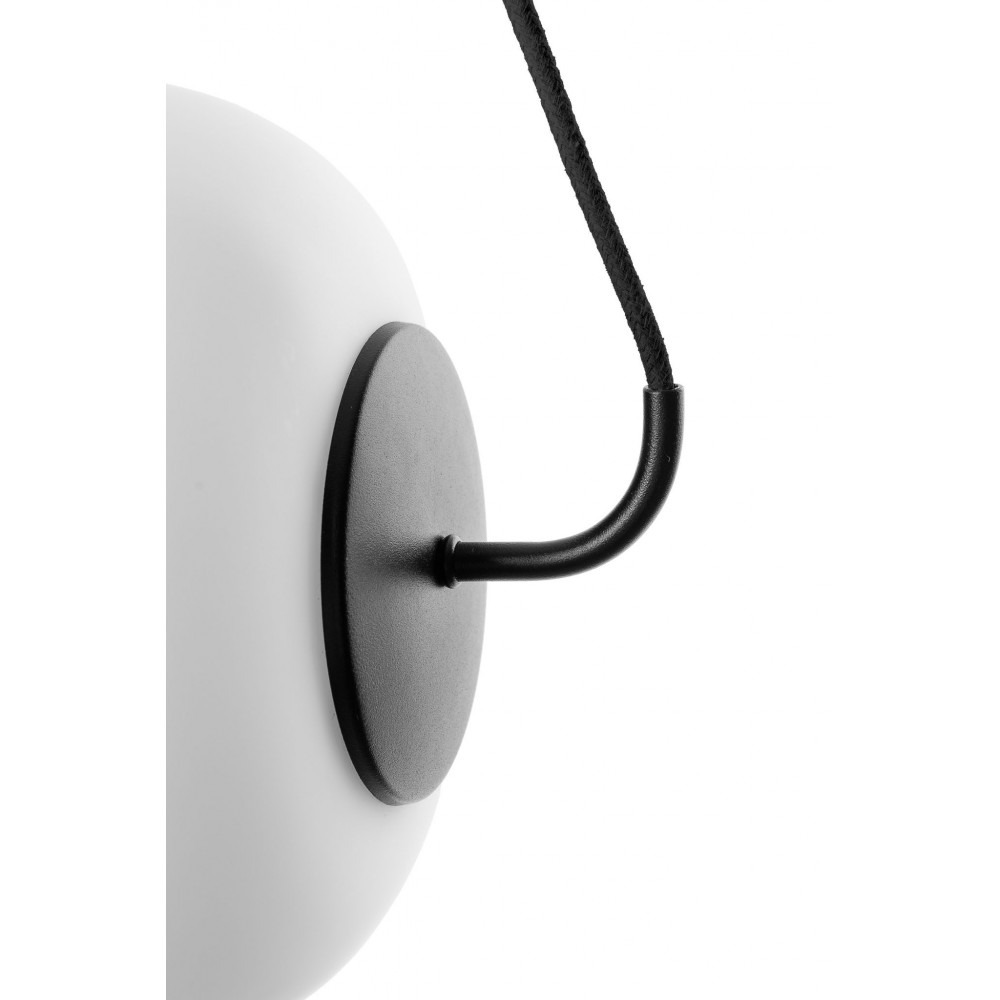 Suspension Epli base en métal triangle avec abat-jour en verre blanc au design contemporain par Ummo lighting