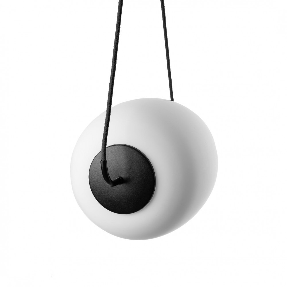 Suspension Epli base en métal triangle avec abat-jour en verre blanc au design contemporain par Ummo lighting