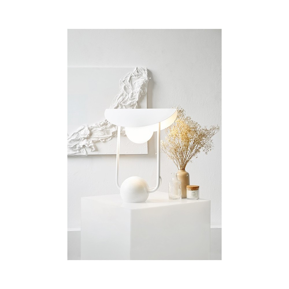 Lampe à poser Erter base en métal avec abat-jour en verre blanc au design contemporain par Ummo lighting Lampe à poser Erter base en métal avec abat-jour en verre blanc au design contemporain par Ummo lighting