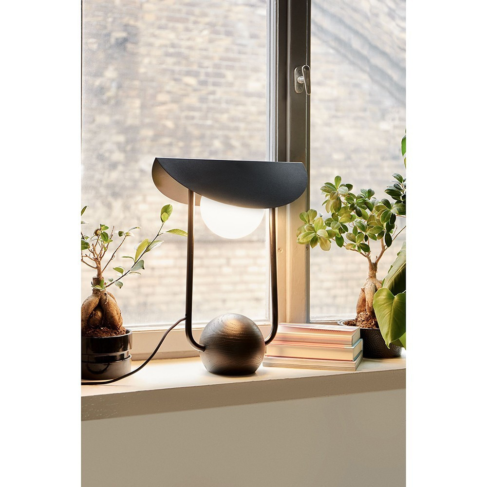 Lampe à poser Erter base en métal avec abat-jour en verre blanc au design contemporain par Ummo lighting Lampe à poser Erter base en métal avec abat-jour en verre blanc au design contemporain par Ummo lighting