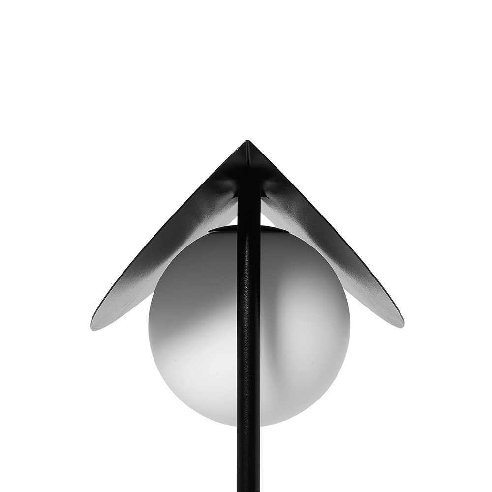 Lampe à poser Erter base en métal avec abat-jour en verre blanc au design contemporain par Ummo lighting
