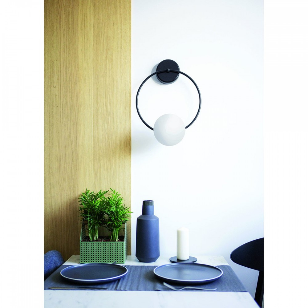 Applique murale Fuppu base en métal circulaire avec diffuseur en verre blanc au design contemporain par Ummo lighting Applique murale Fuppu base en métal circulaire avec diffuseur en verre blanc au design contemporain par Ummo lighting