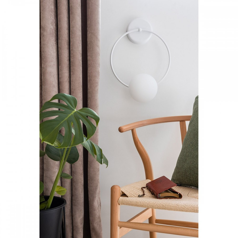 Applique murale Fuppu base en métal circulaire avec diffuseur en verre blanc au design contemporain par Ummo lighting Applique murale Fuppu base en métal circulaire avec diffuseur en verre blanc au design contemporain par Ummo lighting