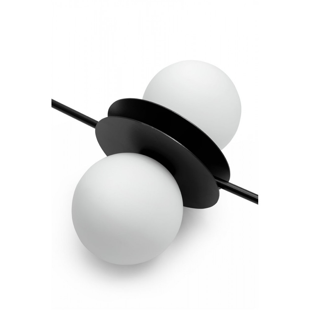 Suspension Furiko base en métal avec 3 abat-jour en verre blanc au design contemporain par Ummo lighting