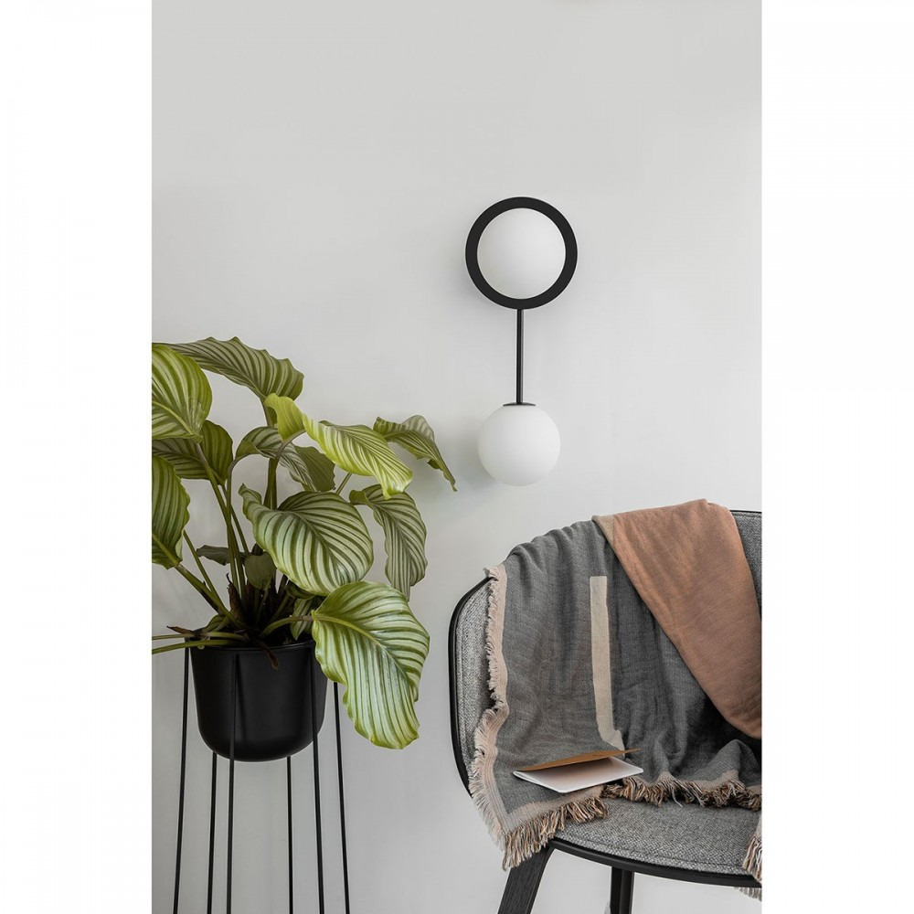 Applique murale Furiko base en métal avec abat-jour en verre blanc au design contemporain par Ummo lighting Applique murale Furiko base en métal avec abat-jour en verre blanc au design contemporain par Ummo lighting