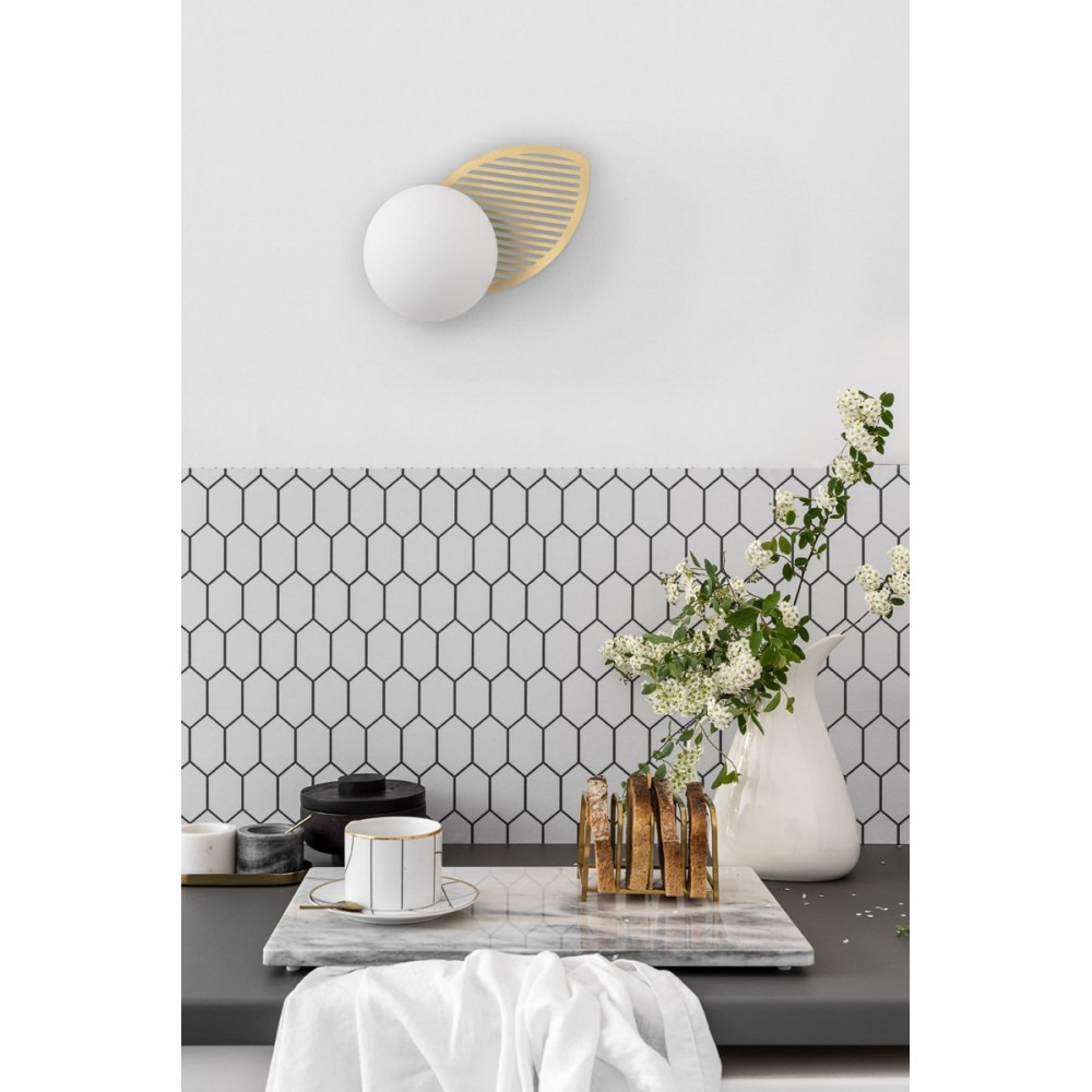 Applique murale Fyllo base en métal et détail feuille avec diffuseur en verre opale au design contemporain par Ummo Lighting Applique murale Fyllo base en métal et détail feuille avec diffuseur en verre opale au design contemporain par Ummo Lighting