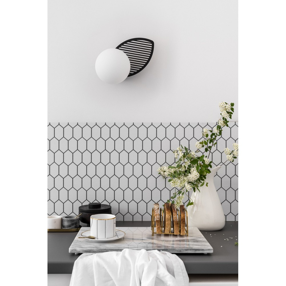 Applique murale Fyllo base en métal et détail feuille avec diffuseur en verre opale au design contemporain par Ummo Lighting Applique murale Fyllo base en métal et détail feuille avec diffuseur en verre opale au design contemporain par Ummo Lighting