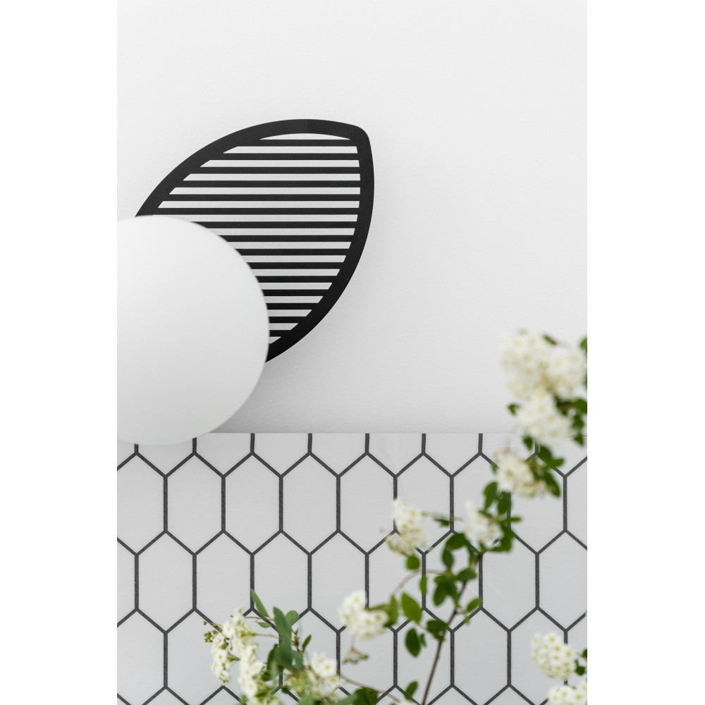 Applique murale Fyllo base en métal et détail feuille avec diffuseur en verre opale au design contemporain par Ummo Lighting Applique murale Fyllo base en métal et détail feuille avec diffuseur en verre opale au design contemporain par Ummo Lighting