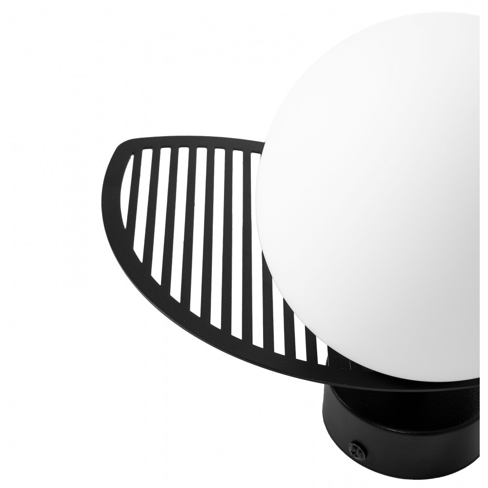 Applique murale Fyllo base en métal et détail feuille avec diffuseur en verre opale au design contemporain par Ummo Lighting Applique murale Fyllo base en métal et détail feuille avec diffuseur en verre opale au design contemporain par Ummo Lighting