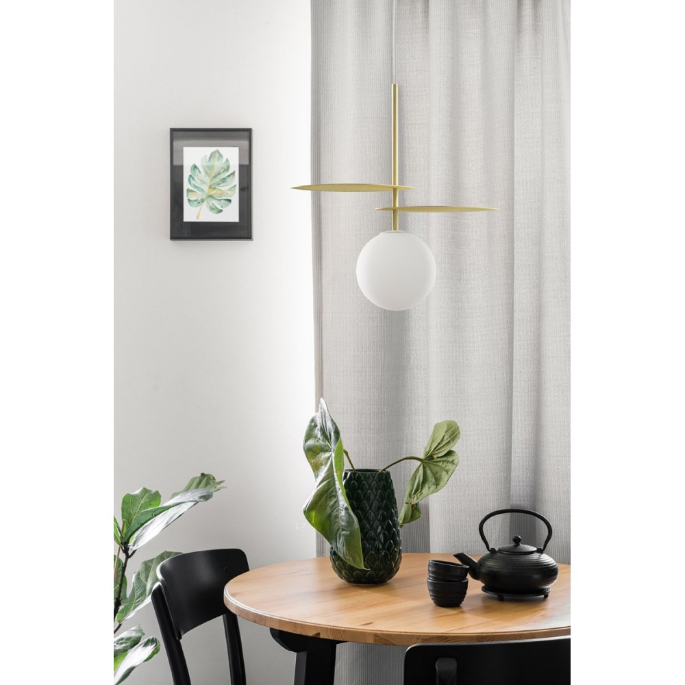 Suspension Fyllo base en métal et détail feuille avec diffuseur en verre opale au design contemporain par Ummo Lighting Suspension Fyllo base en métal et détail feuille avec diffuseur en verre opale au design contemporain par Ummo Lighting