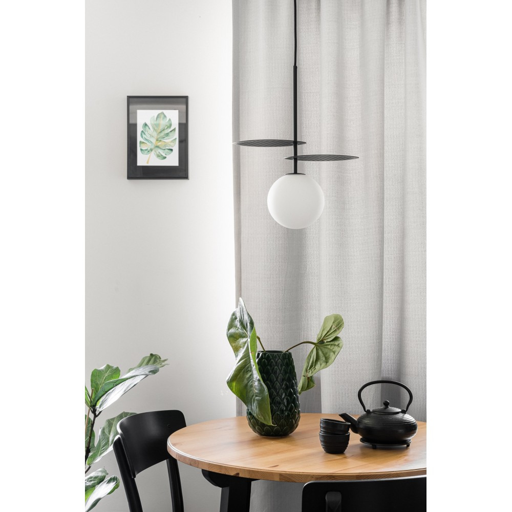 Suspension Fyllo base en métal et détail feuille avec diffuseur en verre opale au design contemporain par Ummo Lighting Suspension Fyllo base en métal et détail feuille avec diffuseur en verre opale au design contemporain par Ummo Lighting