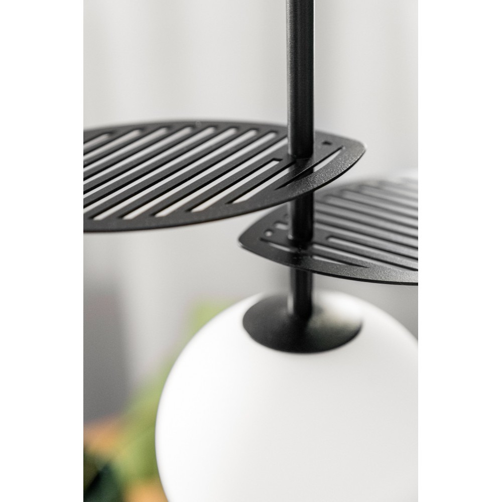 Suspension Fyllo base en métal et détail feuille avec diffuseur en verre opale au design contemporain par Ummo Lighting Suspension Fyllo base en métal et détail feuille avec diffuseur en verre opale au design contemporain par Ummo Lighting
